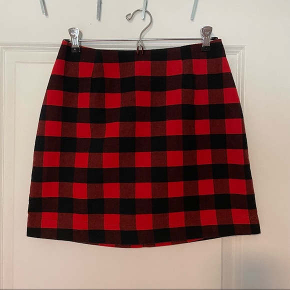 Old Navy Dresses & Skirts - Black and red Buffalo plaid skirt.